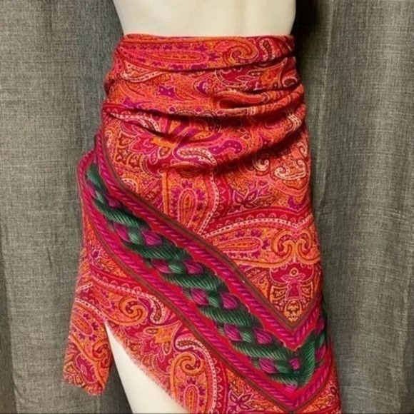 Gorgeous vtg Bloomingdales wool crepe shawl - Picture 4 of 9